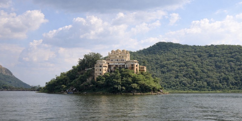 Lake and Palace of Siliserh